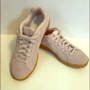 Classic Nike’s blush pink sneakers